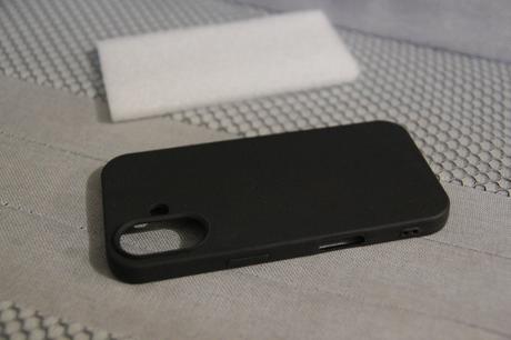 Čierny silikónový kryt na iphone 16, 