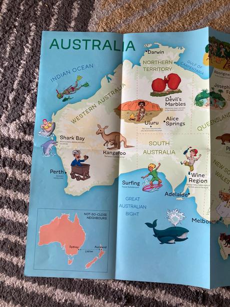 Mix anglických časopisov a mapa, 