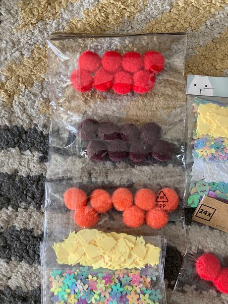 Plyšové guličky a trblietky na tvorenie, 