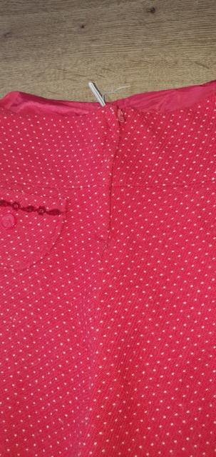 Červená sukňa, 128