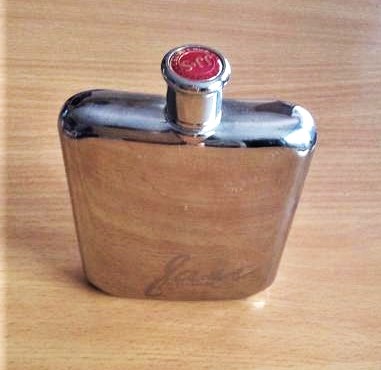 Vrecková fľaša na whiskey (ploskačka), 