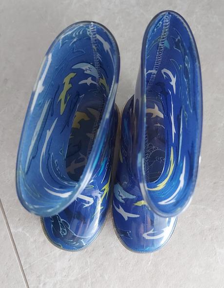 Gumáky so žralokmi, 24