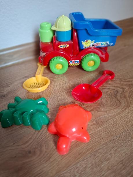 Autíčko s formičkami,lopatkou a sitkom do piesku, 