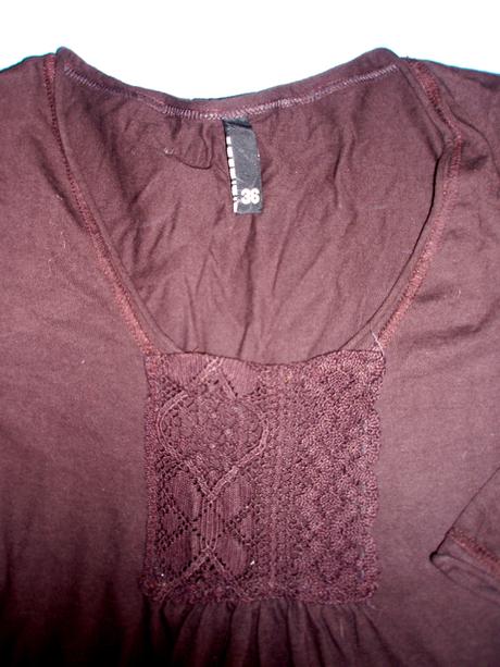 Hnedý top s vyšívanou aplikáciou vo výstrihu , s