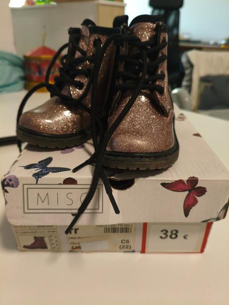 Krásne trblietavé topánky, 22