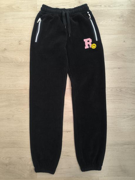 Teplé nohavice, 146