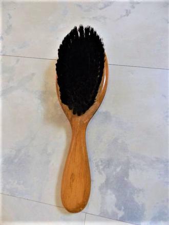 Drevená kefa na odev,