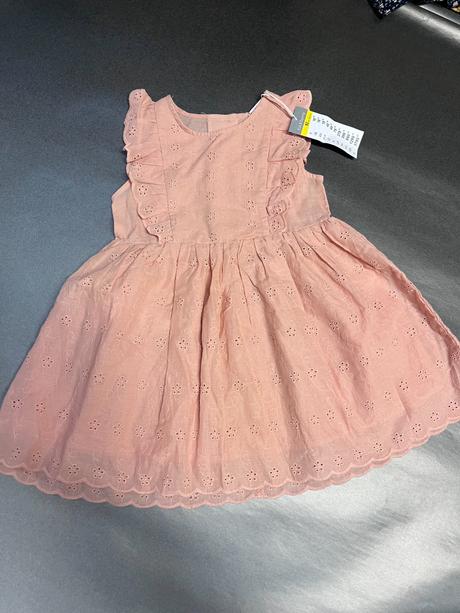 Šaty s madeirovou výšivkou, 92