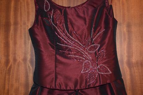 Krásne šaty bordovej farby, vyšívaný vrchný diel, 42