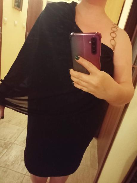 Čierne šaty na jedno rameno, 50