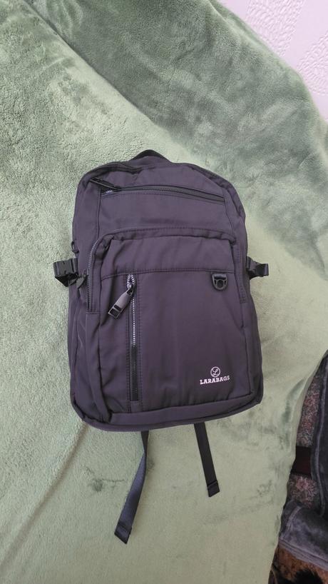 Batoh çierny mnoho kapsičiek.nepremokavy,