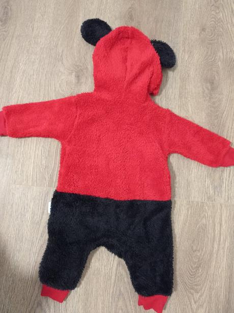 Overal s kapucnou, 68