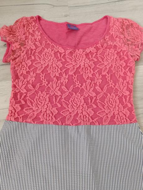 Krásne šaty s čipkou, 152