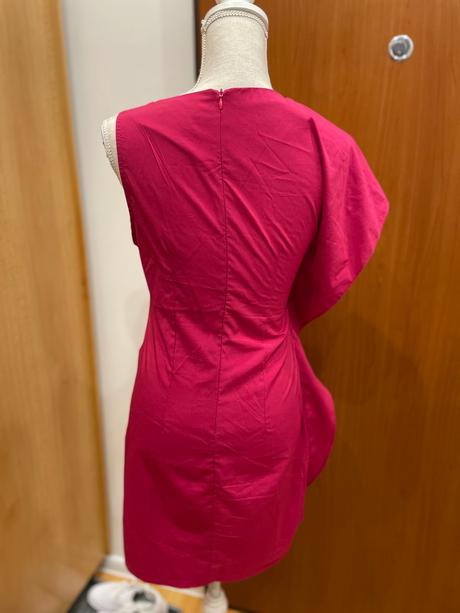 Nadherne asymetricky strihane saty, s