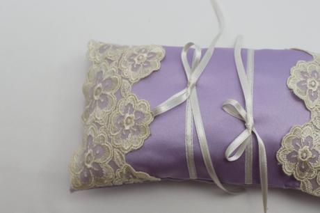 Vankúšik pod obrúčky jemný fialkovy, 