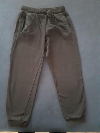 Čierne tepláky, 128