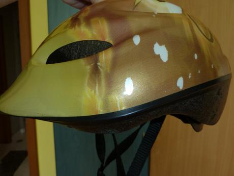 Dievčenská prilba na bicykel alebo korčule, s