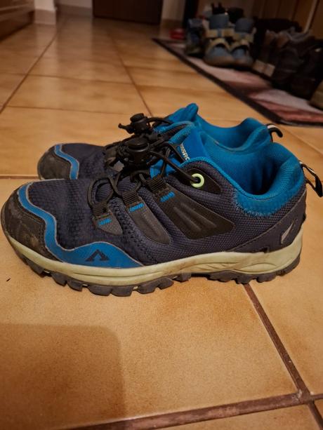 Tenisky aj na turistiku, 33