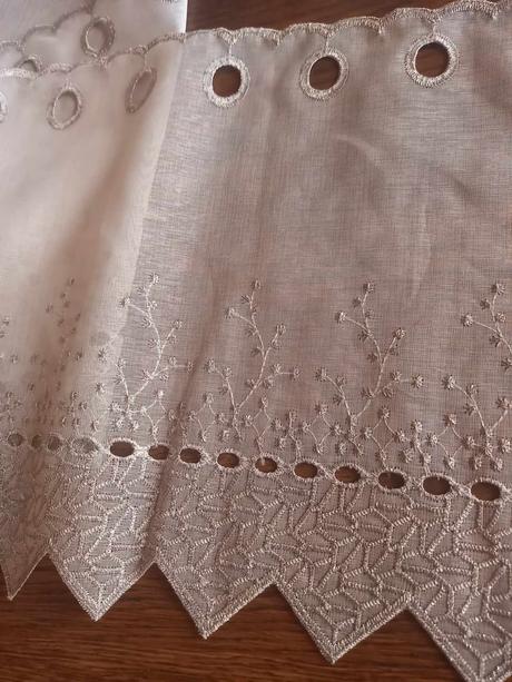 Nová, vyšívaná záclona (vitrážka), 