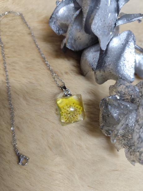 Prívesok z brúseného skla z retiazkou,