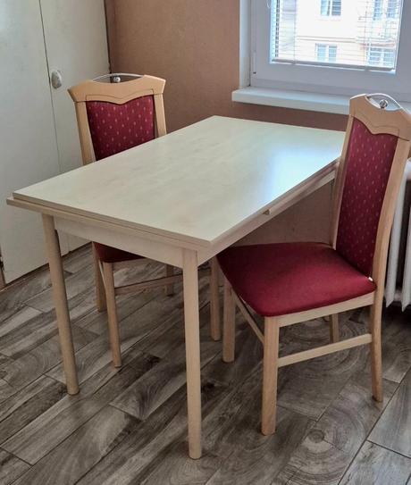 Kuchynský stôl a stoličky,