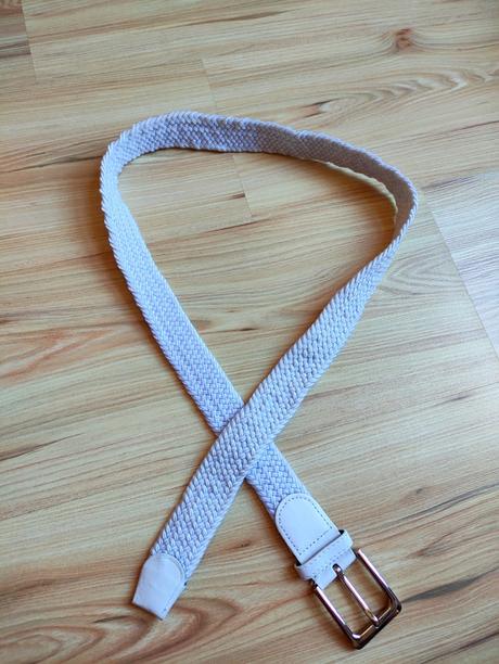 Biely prútený opasok,
