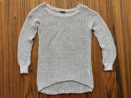 Svetlohnedý pulóver s dierovaným vzorom, s