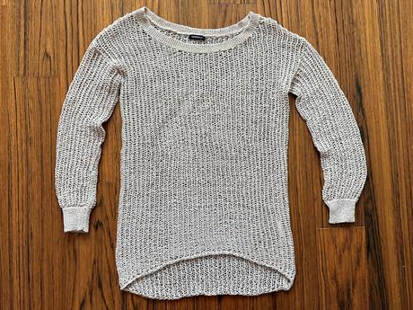 Svetlohnedý pulóver s dierovaným vzorom, s