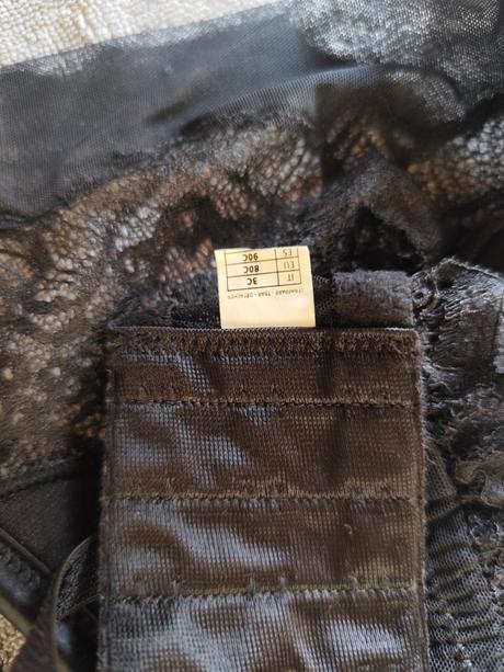 Čierna čipkovaná podprsenka s kosticami, raz použi, 80c