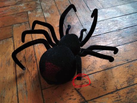 Obrovský chlpatý pavúk na diaľkové ovládanie, 