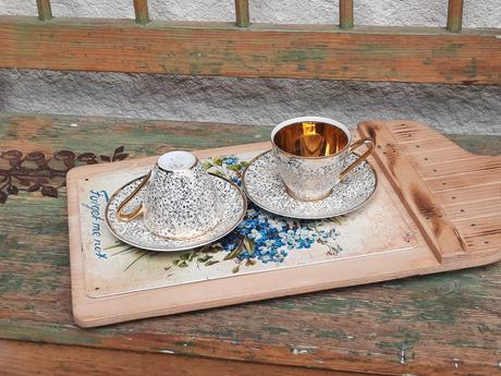 Porcelánové šálky s lístkami, 