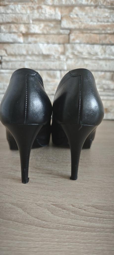 Elegantné čierne celokožené lodičky, 39