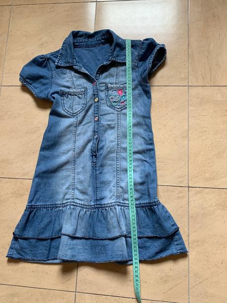 Šaty s výšivkou na vrecku a na chrbte, 122