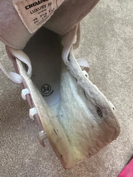 Dievčenské ľadové korčule, crowned,34