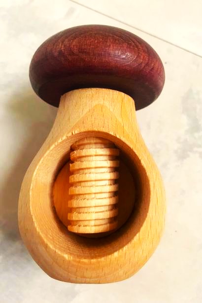 Drevený luskáčik na orechy,