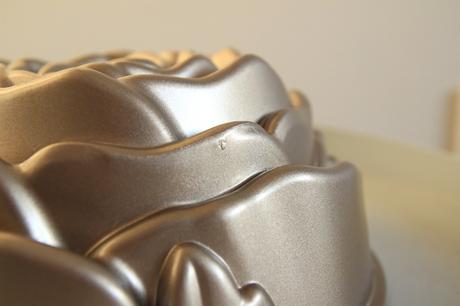 Nordic ware forma na bábovku rose 2,4l s vadami, 