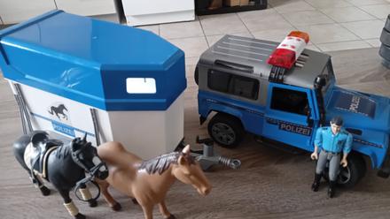 Auto policajné s prívesom,
