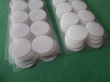 Suchy zips biele kruzky 3,5 cm priemer,