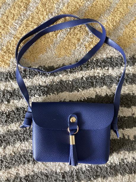 Malá modrá kabelka, reserved