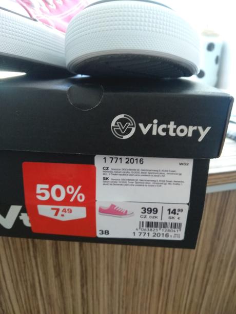 Nove tenisky, victory,38