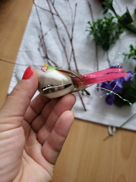 Umelé kvety+košík +vtáčik, 