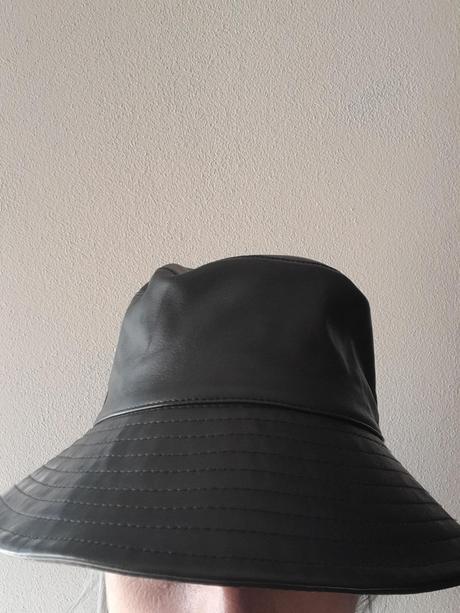 Koženkový klobúk, reserved