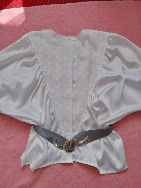 Elegantná biela búzka s opaskom, m