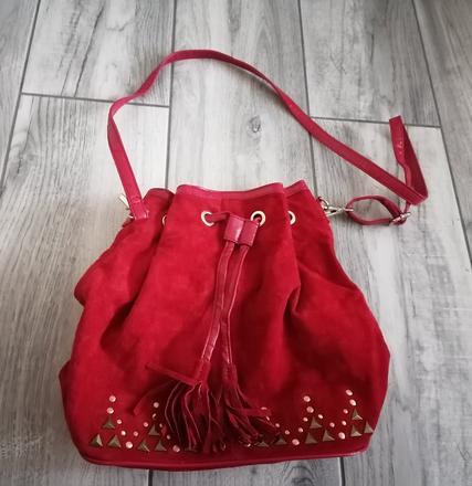 Červeno-bordová kabela,