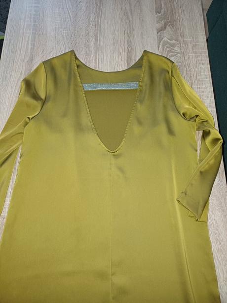 Šaty s odhaleným chrbátom, s