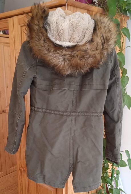 Predám teplú zimnú bundu s kožušinkou, top stav, bershka,s
