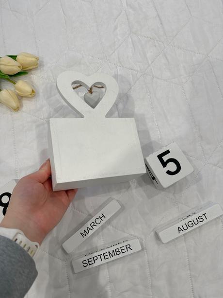 Drevený večný kalendár s romantickým srdcom, 