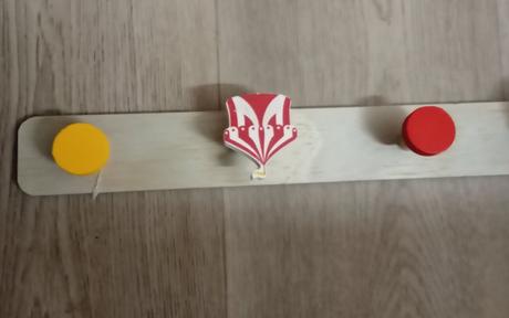 Praktický vešiak z dreva s ozdobami, 