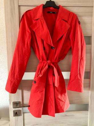 Červený tenký kabát, m