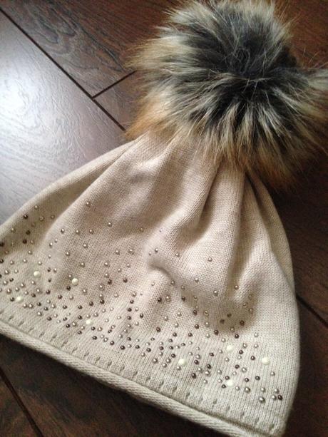 Dámska béžová čiapka s aplikáciami, l